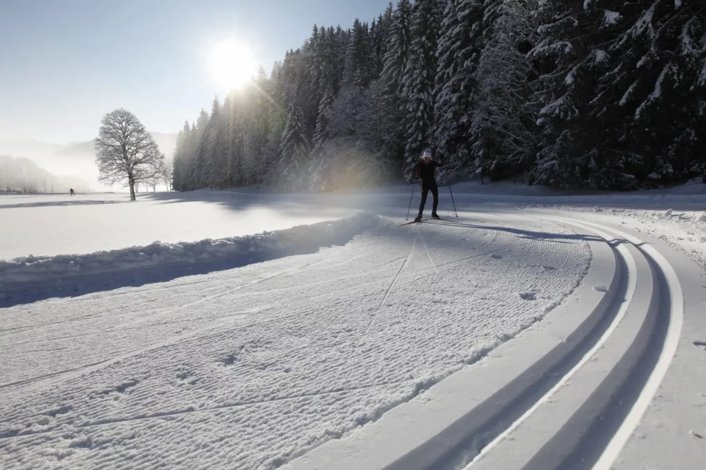 Běžkař na upravené stopě v zimě – aktuality z Ramsau am Dachstein