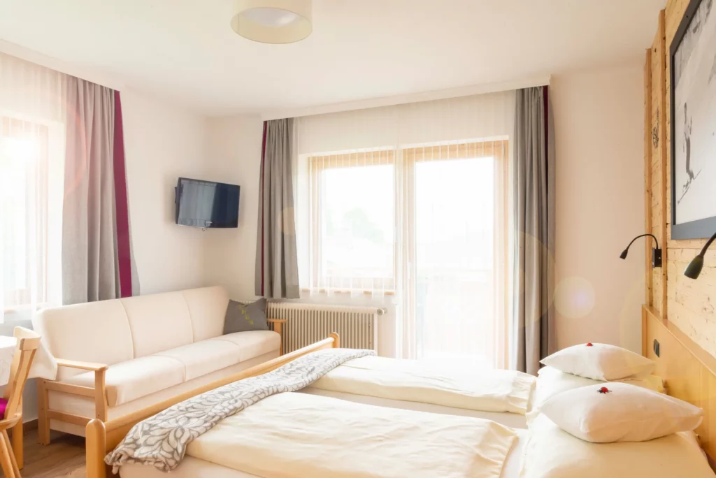 Double room with sofa and double bed at Pension Bergpracht Double room with sofa and double bed at Pension Bergpracht – guesthouse in Ramsau am Dachstein