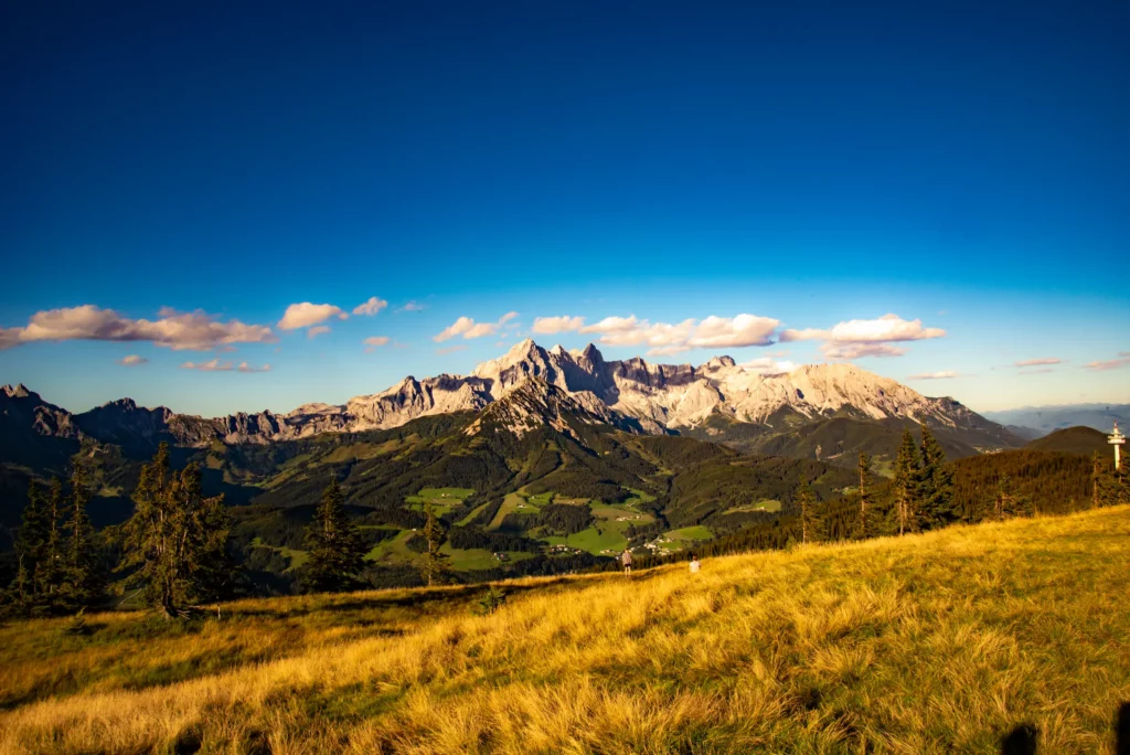 Mountain panorama of the Schladming-Dachstein region in the evening light Mountain panorama of the Schladming-Dachstein region in the evening light – guesthouse in Ramsau am Dachstein
