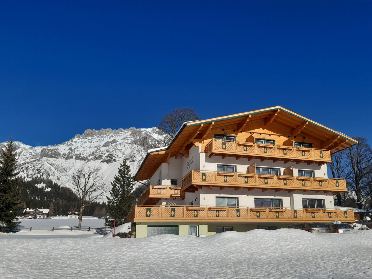 A Bergpracht panzió télen, kilátással a Dachstein-masszívumra – Pension Bergpracht Ramsau